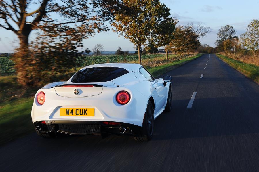  Alfa Romeo 4C 2015 года  (UK) (фото 11 из 45)